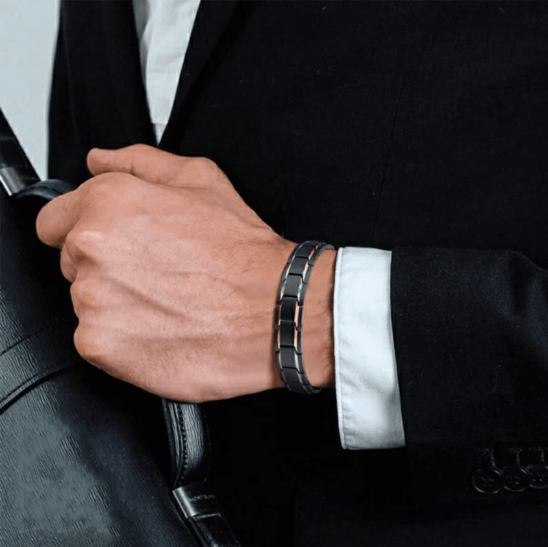 Pulsera De Magnetoterapia Negra Mate Con Bisel Dorado Pulido - Imagen 4