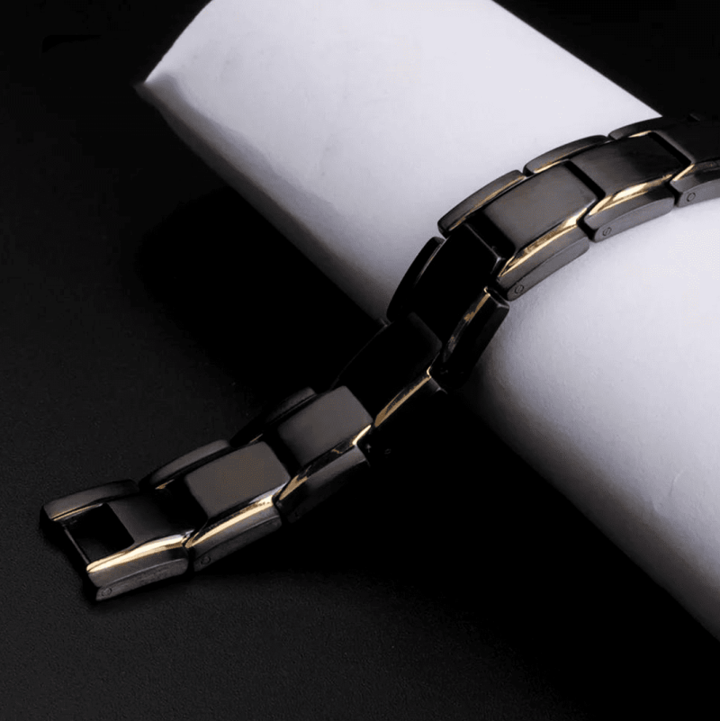 Pulsera De Magnetoterapia Negra Mate Con Bisel Dorado Pulido - Imagen 3
